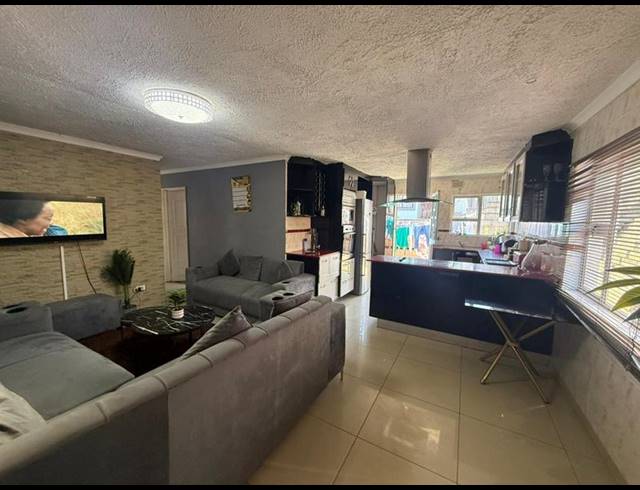 6 BEDROOM HOUSE FOR SALE IN NTUZUMA C